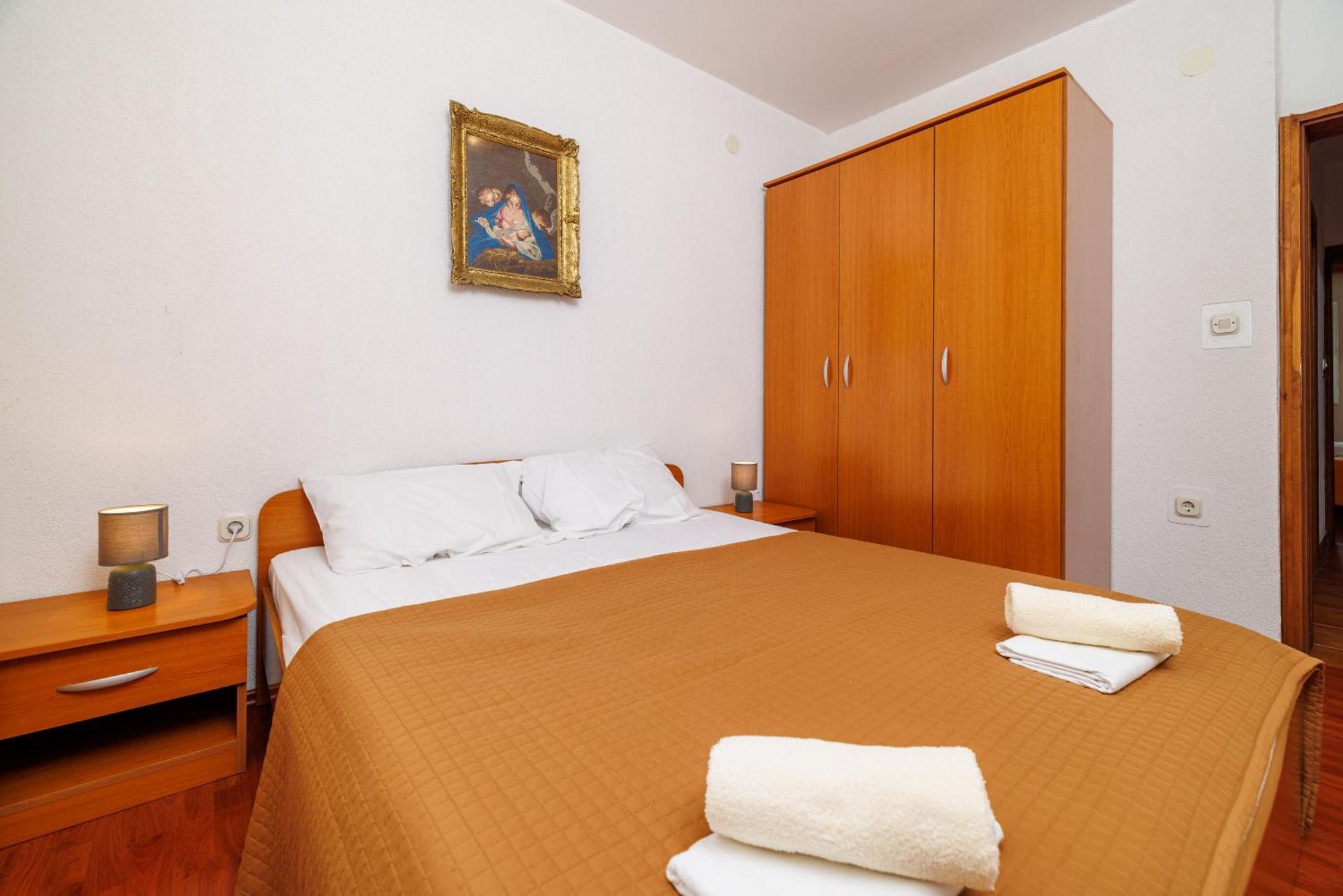 קרלובג Apartments Mirela מראה חיצוני תמונה